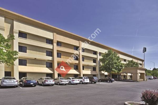 La Quinta Inn & Suites Cleveland - Airport North