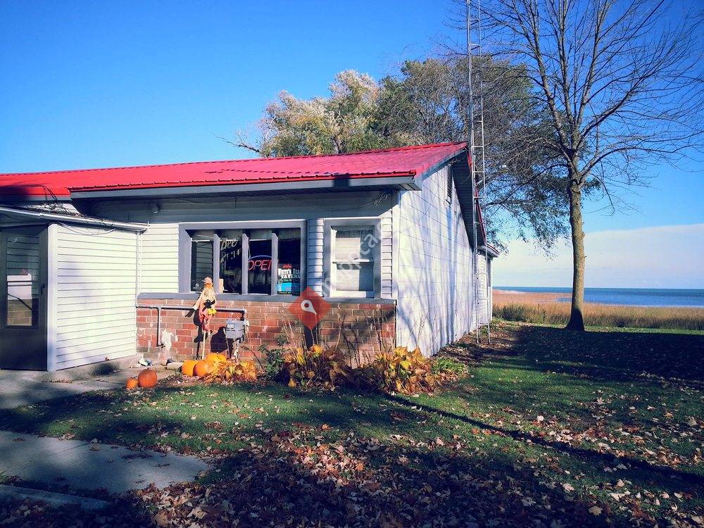 White's Beach Tavern